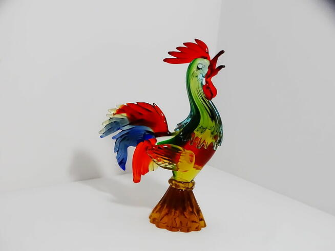 Figurka ze szkła Murano przedstawiająca koguta w dynamicznej