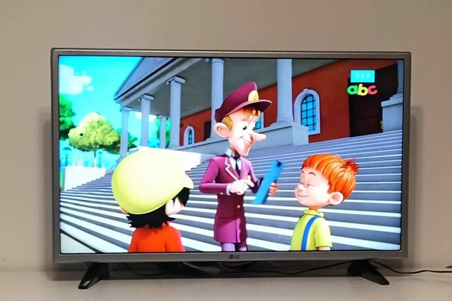 32 Cali TV LG LED Smart TV DVB-T2 HEVC + Kabel HDMI + Upomin