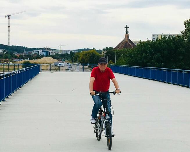 ZAPRZYJAŻNIE SIĘ Z PANIĄ ATRAKCYJNĄ.