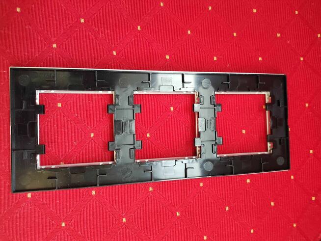 Potrójna ramka srebrna maskująca do włącznika elektrycznego