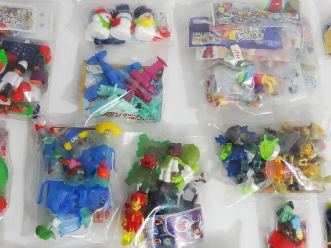 Kolekcja figurek-zabawek z automatów, zestawów promocyjnych