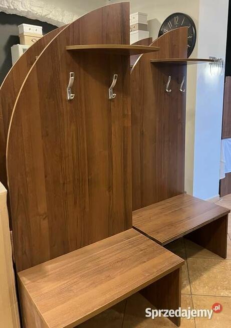 Garderoba z półką o siedziskiem