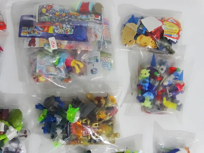 Kolekcja figurek-zabawek z automatów, zestawów promocyjnych