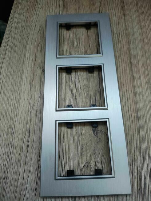 Potrójna ramka srebrna maskująca do włącznika elektrycznego