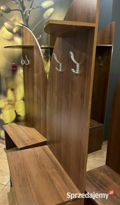 Garderoba z półką o siedziskiem