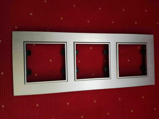 Potrójna ramka srebrna maskująca do włącznika elektrycznego