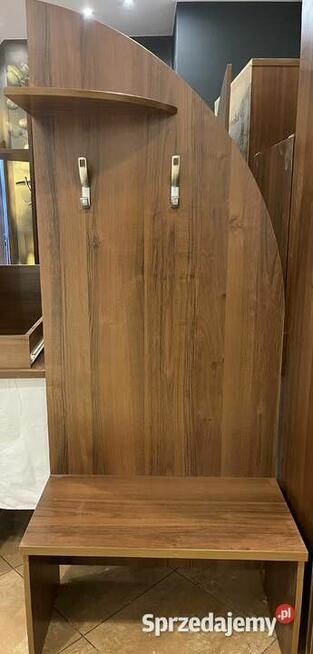 Garderoba z półką o siedziskiem