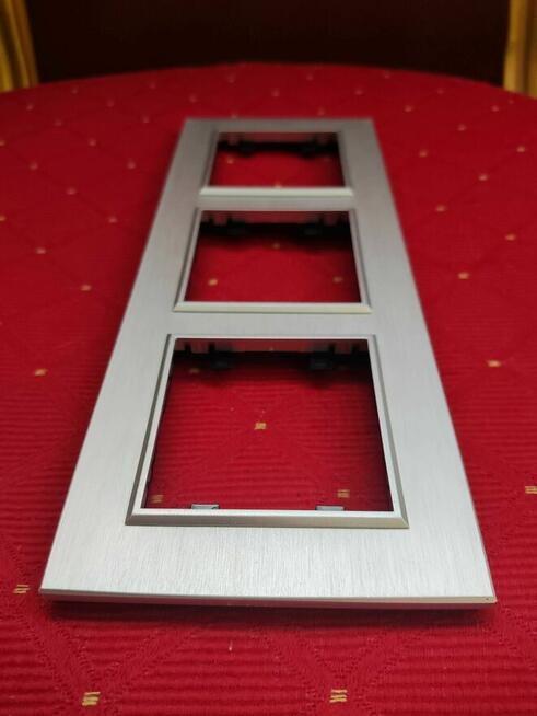 Potrójna ramka srebrna maskująca do włącznika elektrycznego