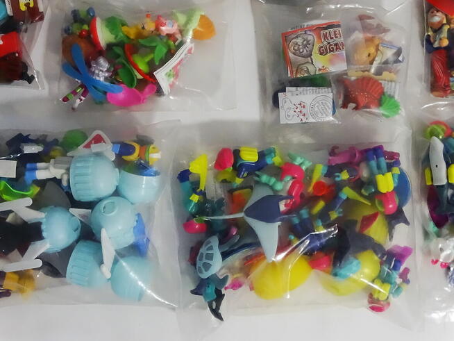 Kolekcja figurek-zabawek z automatów, zestawów promocyjnych