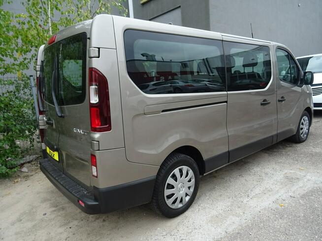 Renault Trafic Samochód 9-cio osobowy z ekonomicznym silnikiem diesel, doskonały stan