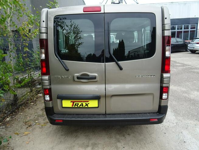 Renault Trafic Samochód 9-cio osobowy z ekonomicznym silnikiem diesel, doskonały stan