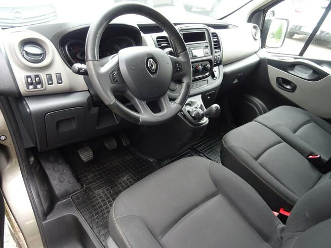 Renault Trafic Samochód 9-cio osobowy z ekonomicznym silnikiem diesel, doskonały stan