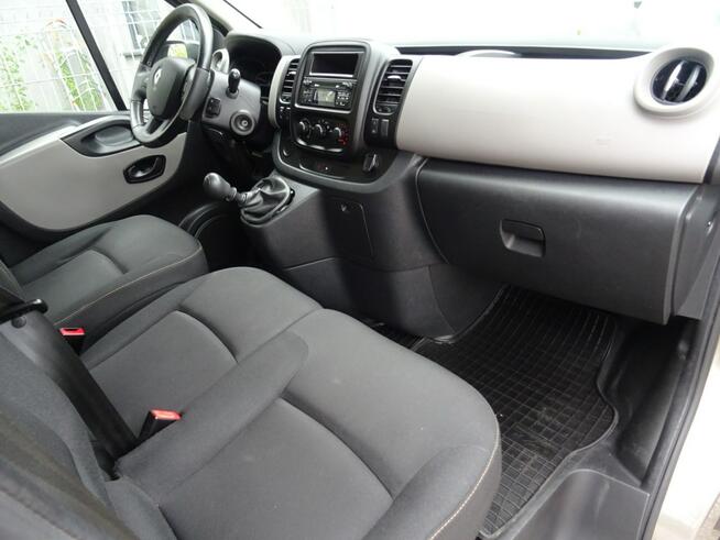 Renault Trafic Samochód 9-cio osobowy z ekonomicznym silnikiem diesel, doskonały stan