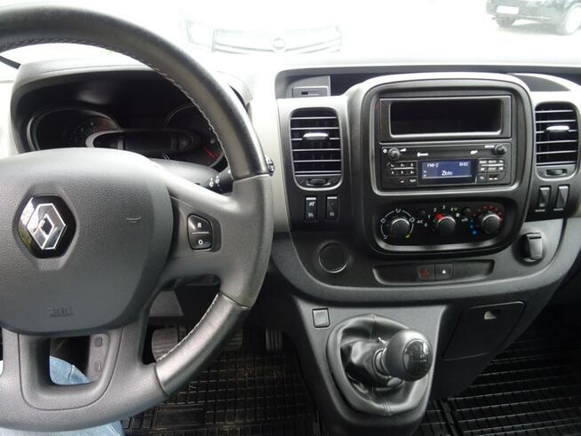 Renault Trafic Samochód 9-cio osobowy z ekonomicznym silnikiem diesel, doskonały stan