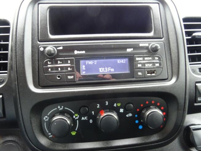 Renault Trafic Samochód 9-cio osobowy z ekonomicznym silnikiem diesel, doskonały stan