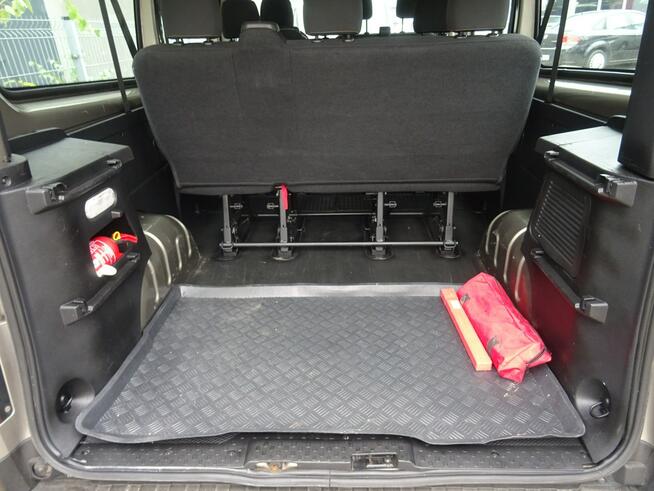 Renault Trafic Samochód 9-cio osobowy z ekonomicznym silnikiem diesel, doskonały stan