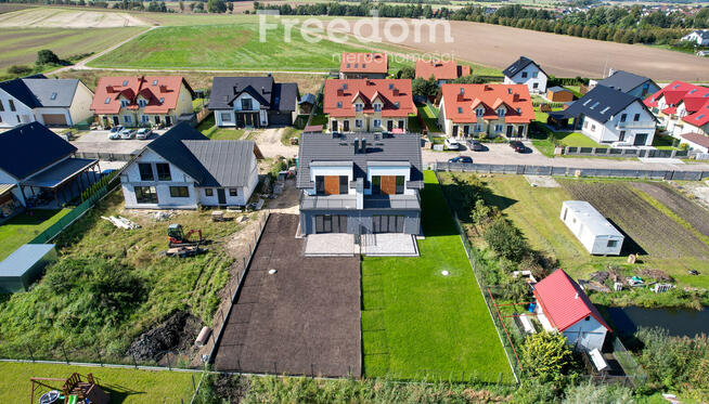 Nowoczesny dom w zabudowie bliźniaczej – Pszczółki