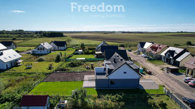 Nowoczesny dom w zabudowie bliźniaczej – Pszczółki