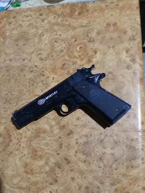 Pistolet dla kolekcjonera jak na zdjęciach.