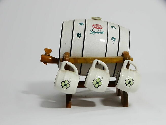 Dystrybutor w kształcie beczki, osadzony na rzeźbionym stoja