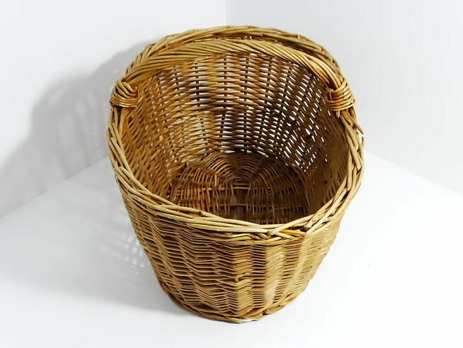 Duży kosz wiklinowy o wymiarach 52 × 35 × 33 cm (wysokość z