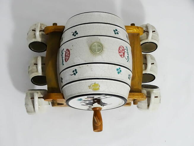 Dystrybutor w kształcie beczki, osadzony na rzeźbionym stoja