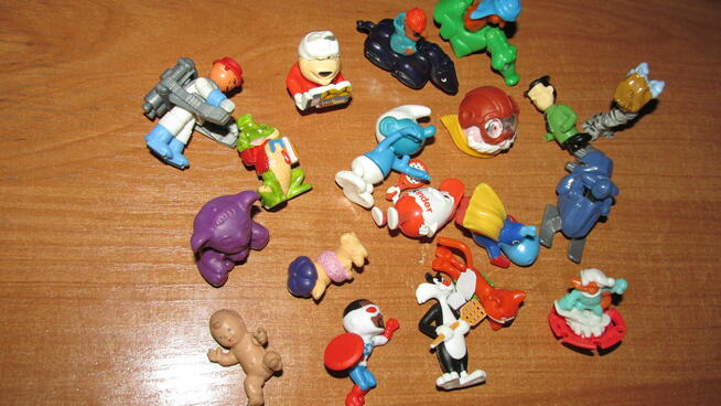 Kinder zabawka ( niespodzianka)