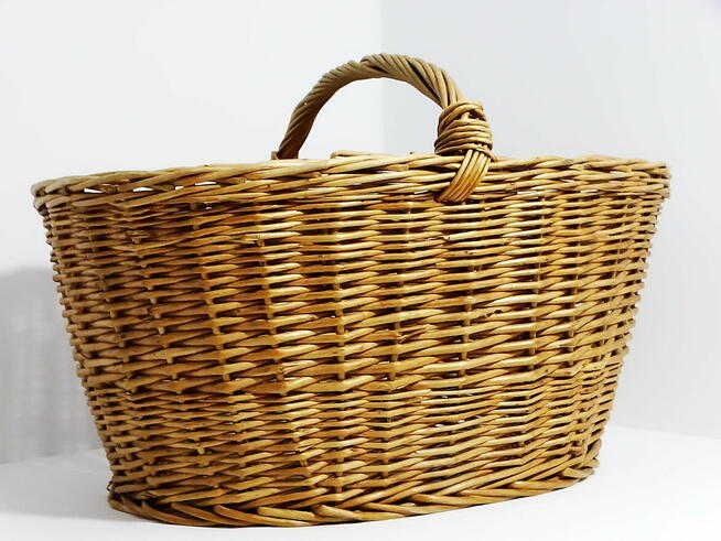 Duży kosz wiklinowy o wymiarach 52 × 35 × 33 cm (wysokość z
