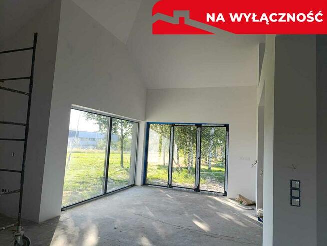 Nowy dom parterowy z antresolą.