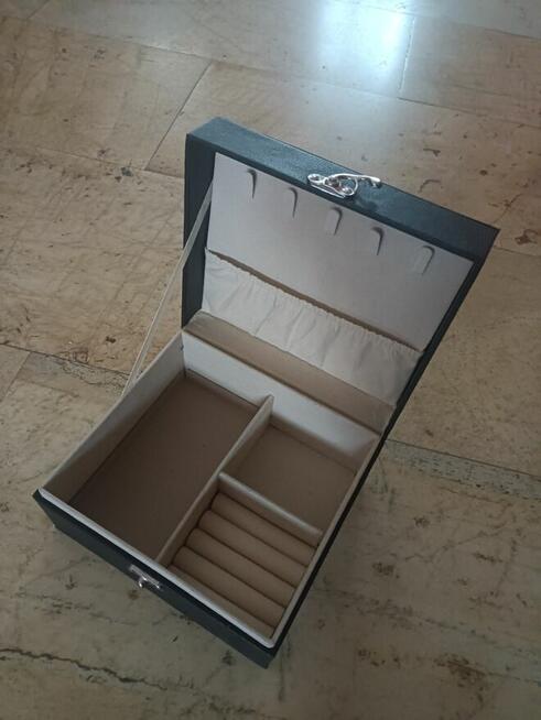 Sprzedam szkatułkę na biżuterię