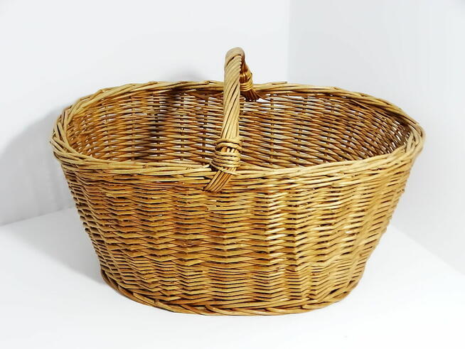 Duży kosz wiklinowy o wymiarach 52 × 35 × 33 cm (wysokość z