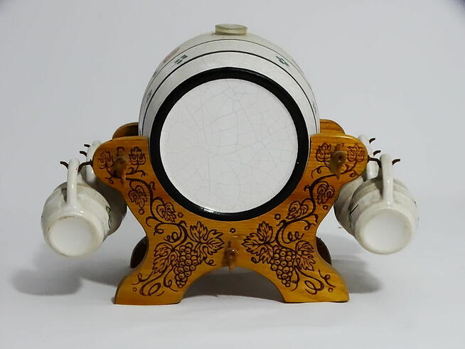 Dystrybutor w kształcie beczki, osadzony na rzeźbionym stoja