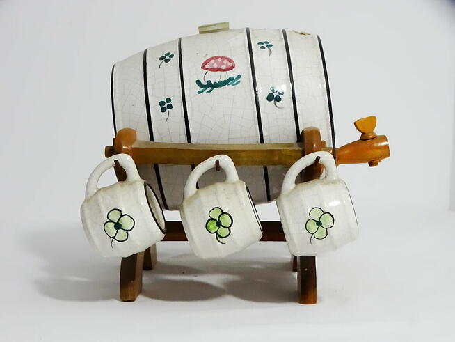 Dystrybutor w kształcie beczki, osadzony na rzeźbionym stoja