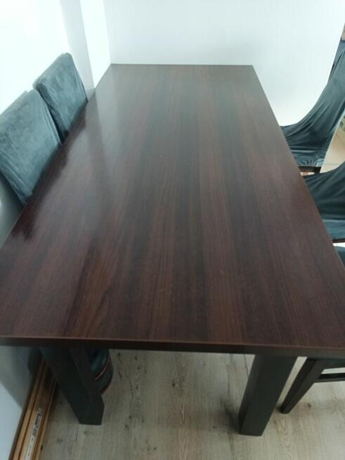 Stół drewniany z krzesłami