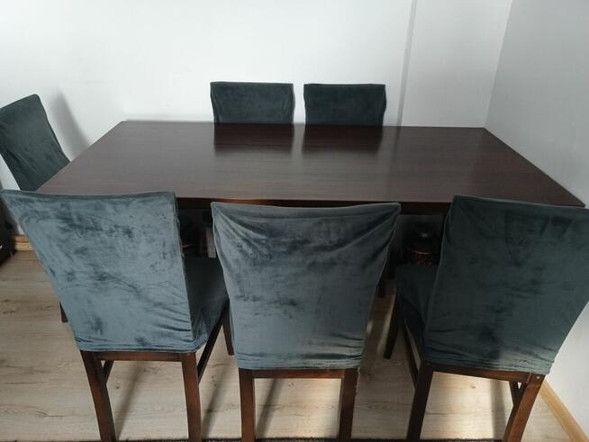 Stół drewniany z krzesłami