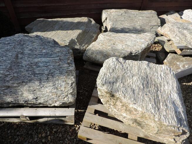 Kamień zielony duży Głaz zielony do ogrodu skała bryła