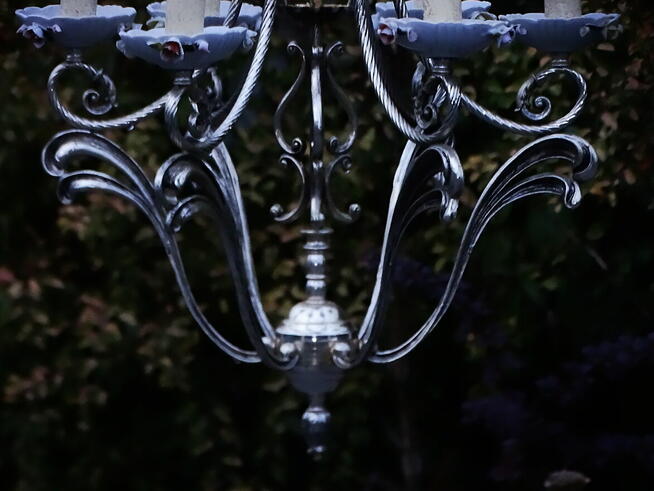 Rustykalny wiszący żyrandol świecznikowy.