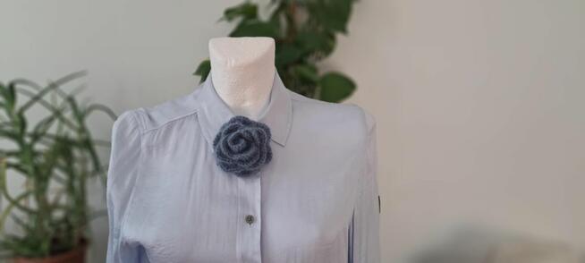 Broszka ręcznie robiona na szydełku