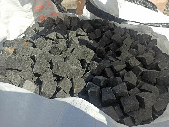 Kamień czerwony Kostka granitowa czerwona Vanga Szary granit