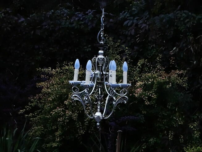 Rustykalny wiszący żyrandol świecznikowy.