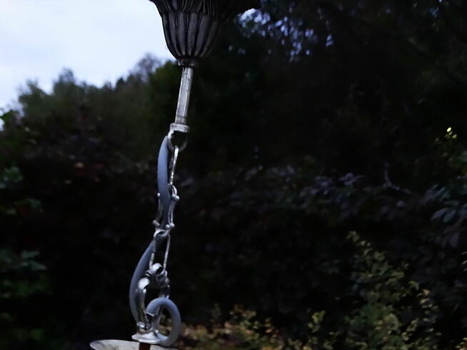 Rustykalny wiszący żyrandol świecznikowy.