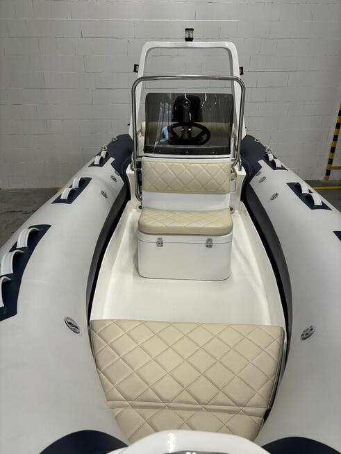 Wymiana pompowanych burt balonów tub pływaków w łodziach rib