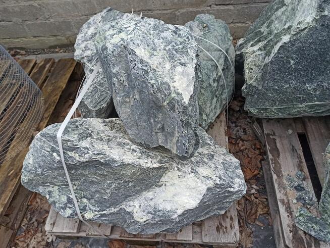 Kamień zielony duży Głaz zielony do ogrodu skała bryła