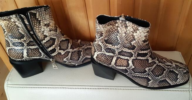 Botki z wężowej skóry