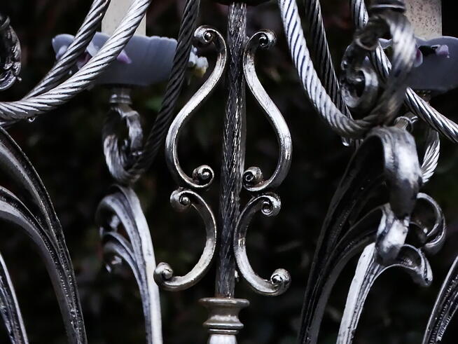 Rustykalny wiszący żyrandol świecznikowy.