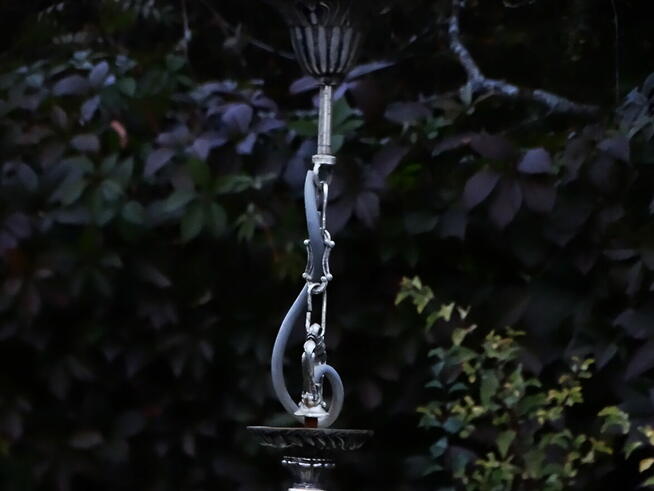 Rustykalny wiszący żyrandol świecznikowy.