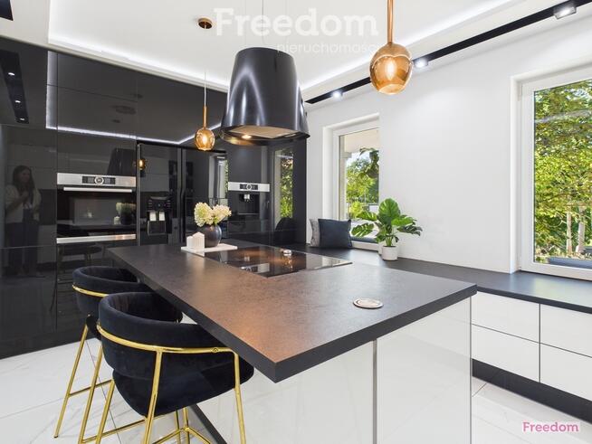 Parterowy dom z przeszklonym ogrodem w Kątach