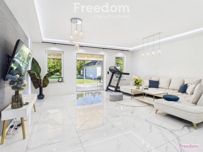 Parterowy dom z przeszklonym ogrodem w Kątach