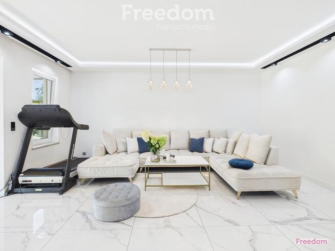 Parterowy dom z przeszklonym ogrodem w Kątach