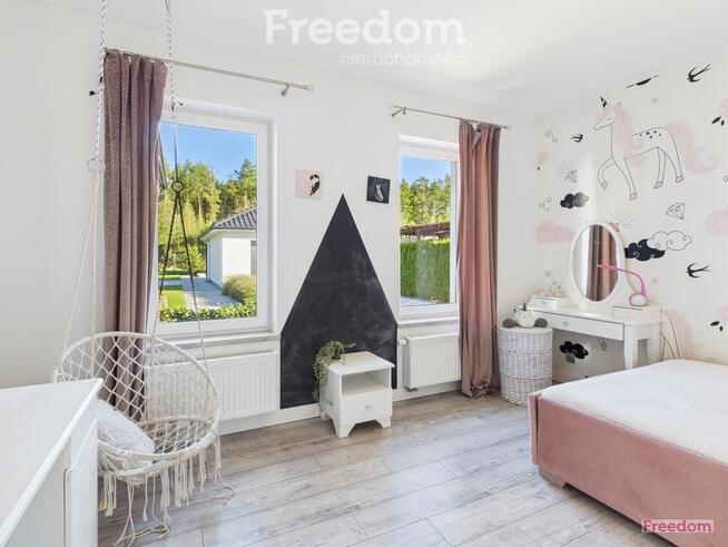 Parterowy dom z przeszklonym ogrodem w Kątach